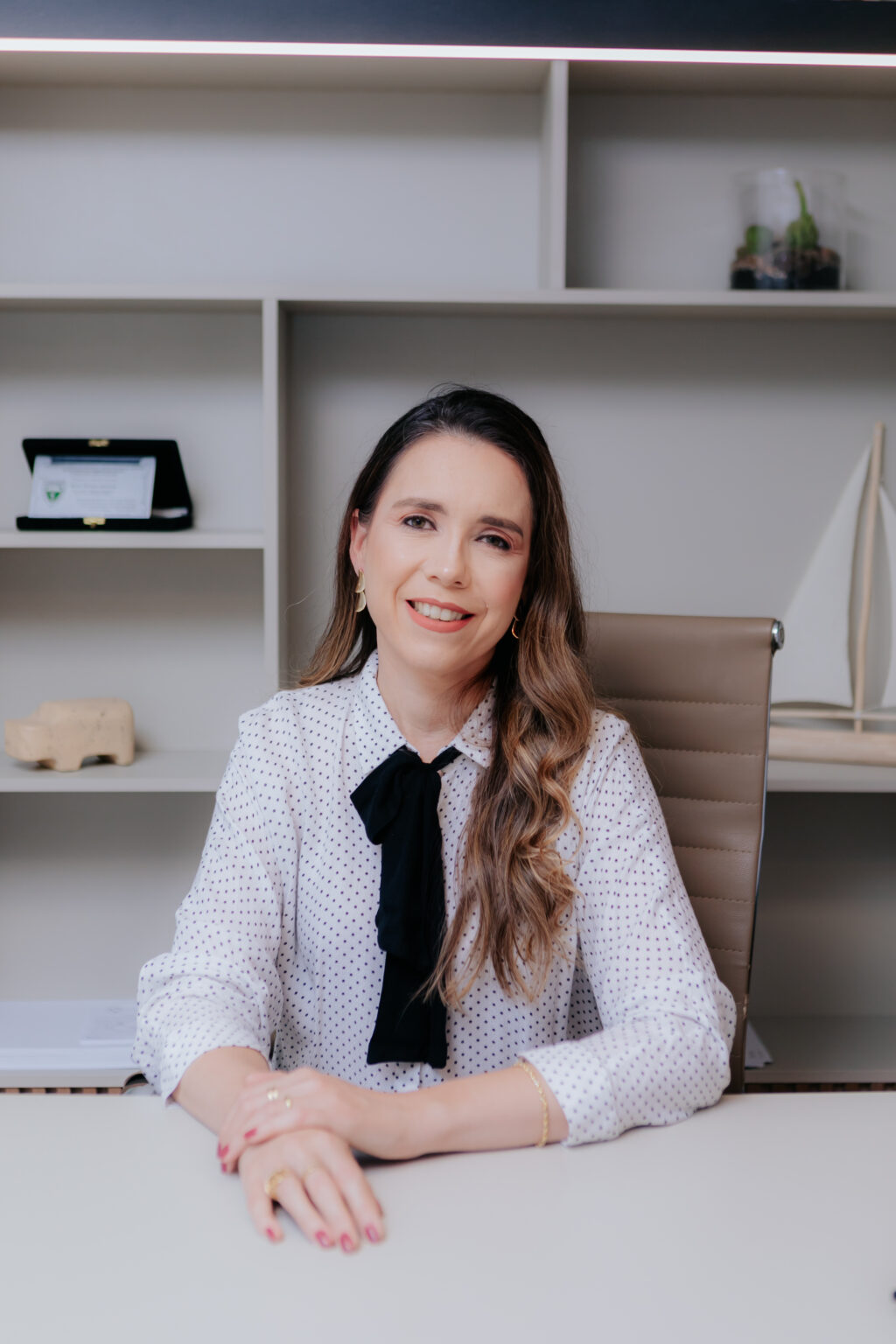 Dra. Maria Tereza Ferrari, Ph.D., endocrinologista, em seu consultório